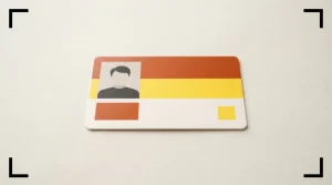 Ausweiskarte neben einem rechteckigen Kamerarahmen auf hellem Schreibtisch.